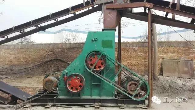 河南新鄉(xiāng)煤矸石加工廠無(wú)篩底粉碎機(jī)使用現(xiàn)場(chǎng)
